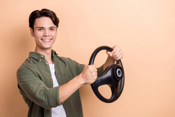 Photo Young Guy Learning New Way Driving Steering Wheel Test — Stock fotografie