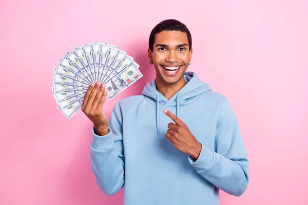 興奮した驚きの肯定的な億万長者の専門家の投資家の学生の男ピンクの色の背景に隔離された多くのドルのお金 — ストック写真