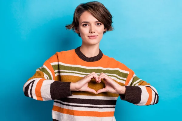 Фото Очаровательной Милой Женщины Одетый Полосатый Пуловер Показывая Руки Сердце — стоковое фото