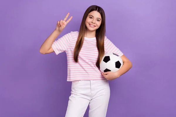 Фото Дружелюбной Веселой Девушки Провести Футбол Продемонстрировать Знак Изолированы Фиолетовом — стоковое фото