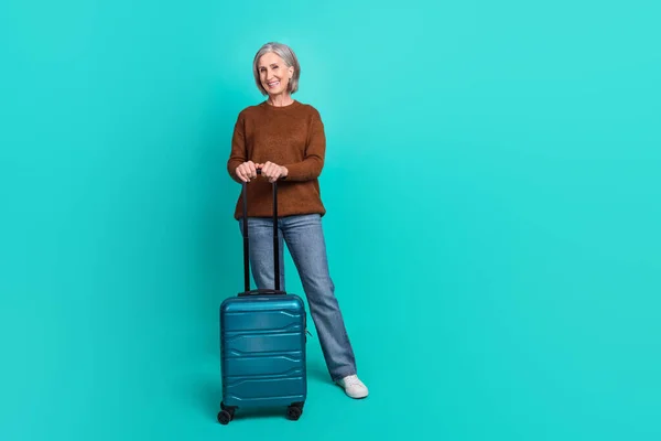 Full Size Photo Positive Nice Person Hold Suitcase Empty Space — Stockfoto