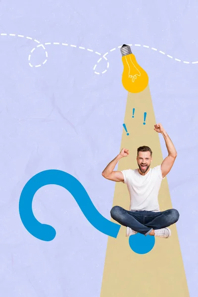 縦コラージュポートレートの喜びオーバー喜び男座って巨大クエスチョンマークを上げる拳電球孤立した上の描画背景 — ストック写真