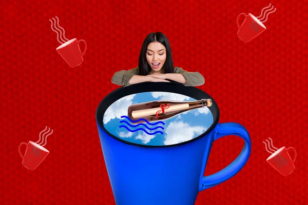コラージュ写真の驚きのミニ女の子見て中に巨大なカップ雲水浮動メッセージレターボトル隔離された赤の背景 — ストック写真