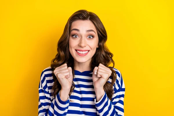 Photo Young Excited Cheerful Excited Woman Brown Wavy Hair Positive — Stockfoto