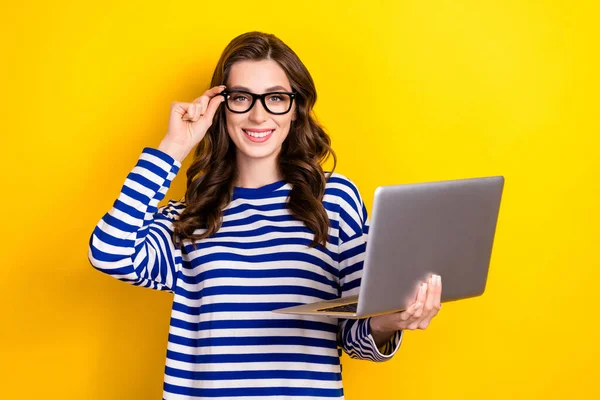 Photo Cheerful Smiling Woman Wear Striped Pullover Use Computer Glasses — 图库照片