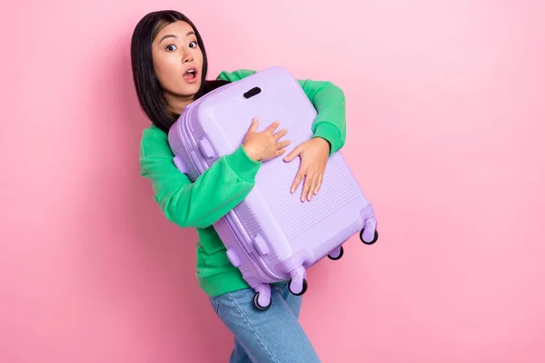 Photo Cheerful Shocked Lady Wear Green Sweatshirt Carrying Heavy Suitcase — Foto Stock