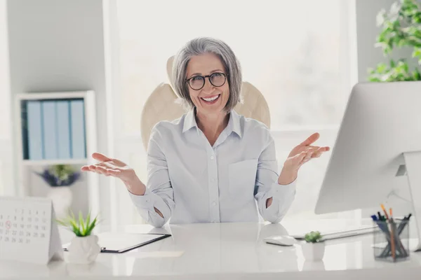Photo Portrait Mature Old Woman Manager Cheerful Recruiter Job Interview — Stock Photo, Image