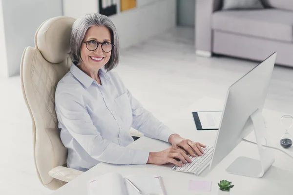 正スマート高齢女性の会社の創設者のプロフィール写真椅子キーボード入力メールワークステーション室内 — ストック写真