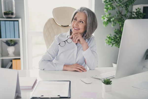 頭の良い明るい会社の所有者の肖像椅子の腕に座っている女性は眼鏡を保持屋内で職場を熟考 — ストック写真