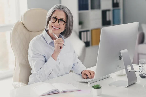 Photo Cheerful Experienced Lawyer Lady Sitting Chair Hold Pen Typing — Stockfoto