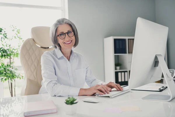 Photo Pensioner Beautiful Old Woman Chief Corporate Executive Dressed White — Foto Stock
