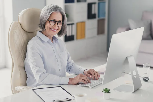 Profile Photo Cheerful Smart Attorney Aged Lady Sit Chair Keyboard — Stock fotografie