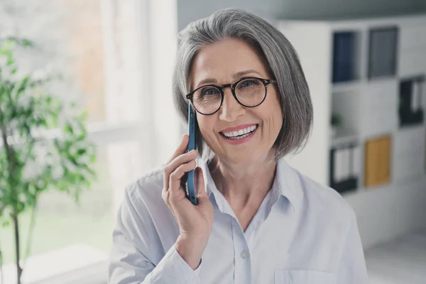 Photo Beautiful Positive Aged Lady Banker Speak Communicate Telephone Coworking — 图库照片