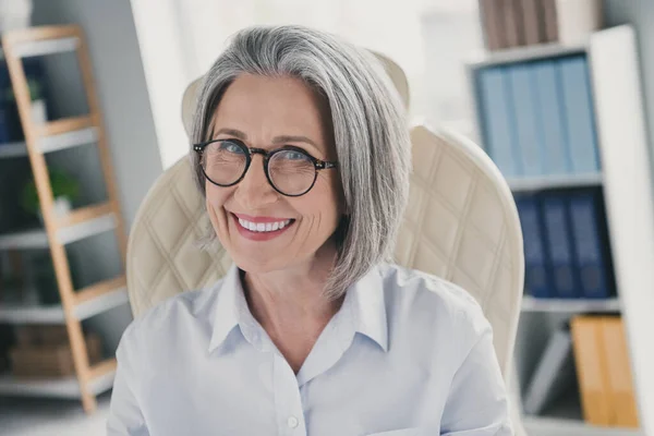 Photo Positive Successful Aged Lady Company Owner Sitting Leather Chair — Stock Photo, Image