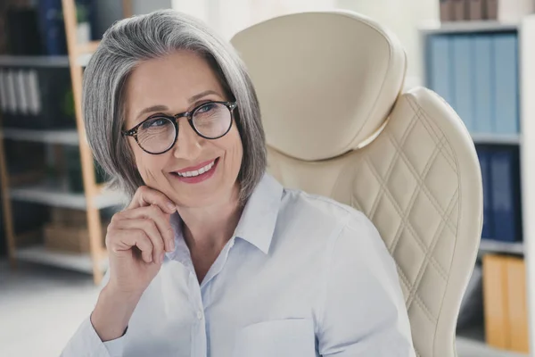 Photo Cheerful Positive Minded Aged Lady Sitting Leather Chair Hand — Stockfoto