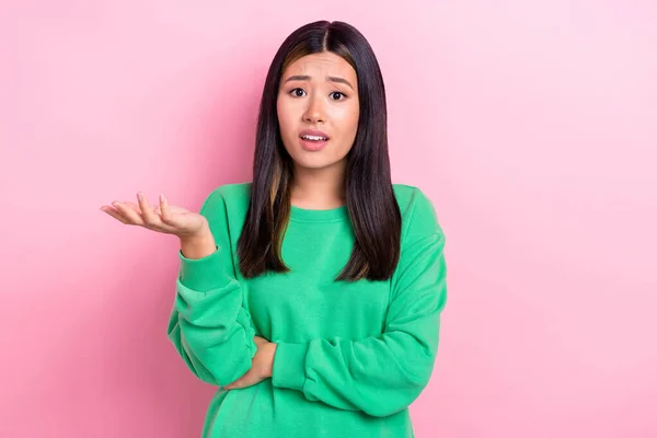 Photo Shocked Confused Lady Wear Green Sweatshirt Can Understand You — Φωτογραφία Αρχείου