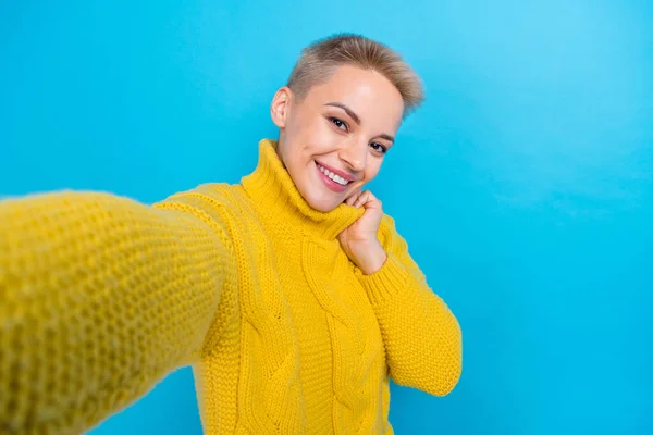 Photo Cute Shiny Girl Dressed Knitwear Pullover Smiling Tacking Selfie — Stockfoto