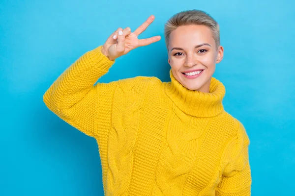 Photo Friendly Pretty Lady Wear Knit Sweater Showing Sign Smiling — Foto Stock