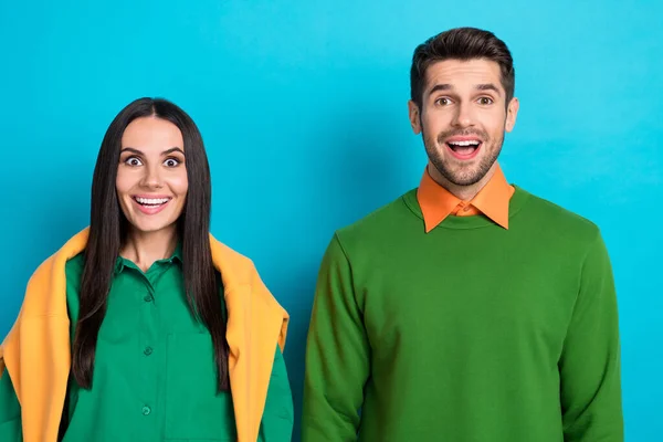 Photo Astonished Positive People Cute Family Wear Green Comfort Clothes — Stockfoto