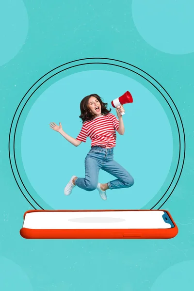 青の色の背景に孤立した携帯電話のための新しいアプリを発表ブルホーン悲鳴でジャンプ若い喜び活動家の女性の垂直写真コラージュ — ストック写真