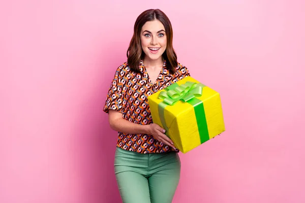 Photo Young Optimistic Overjoyed Woman Wear Retro Shirt Hold Surprise — стоковое фото