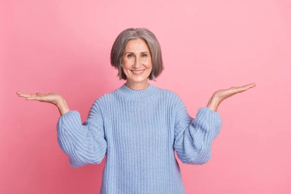 Photo Satisfied Cheerful Mature Aged Pensioner Woman Grey Hair Smiling — Fotografia de Stock