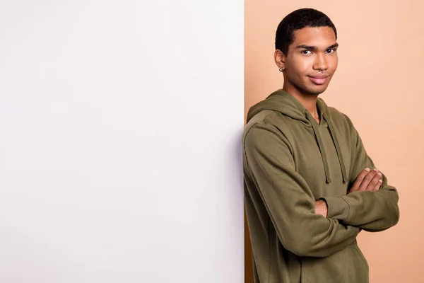 Photo Serious Attractive Man Wear Khaki Trendy Sweatshirt Arm Crossed —  Fotos de Stock