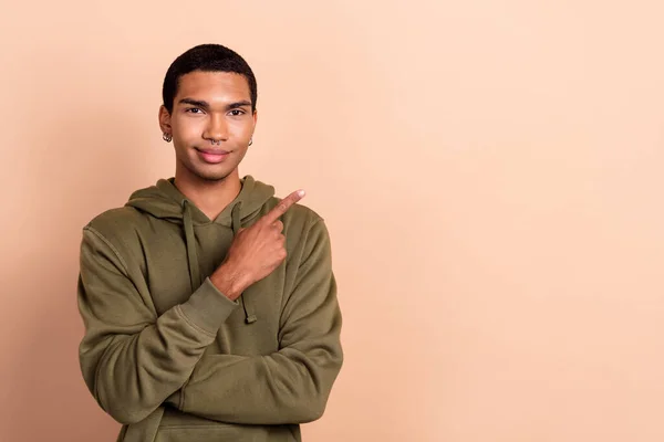 Photo Cheerful Positive Man Wear Green Khaki Sweatshirt Pointing Finger — Foto Stock