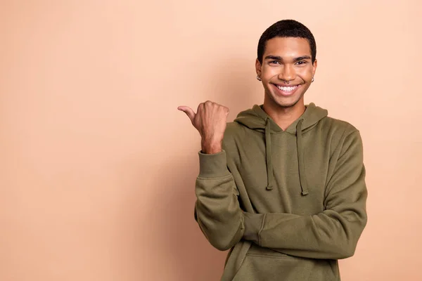 Photo Cute Pretty Man Wear Green Khaki Sweatshirt Pointing Thumb — Stok fotoğraf