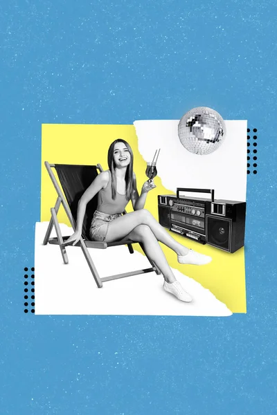 縦コラージュ画像の陽気な正の女の子黒白ガンマ座ってChaise LongueホールドカクテルガラスリッスンBoombox音楽ディスコボール — ストック写真