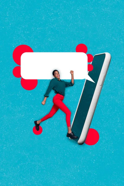 Вертикальный Коллаж Изображения Мини Веселый Человек Ходящий Большой Экран Телефона — стоковое фото