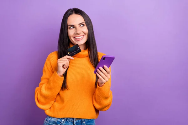 Photo Young Positive Shopaholic Pretty Lady Hold Debit Card Smartphone — Stock Photo, Image