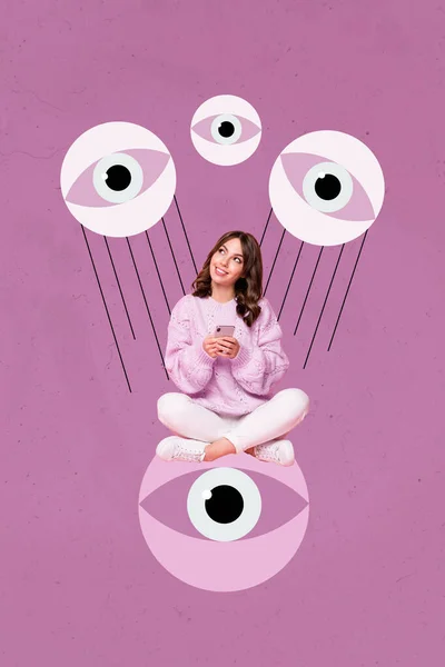 Vertikální Koláž Obrázek Pozitivní Veselá Dívka Sedět Obrovské Oko Pomocí — Stock fotografie