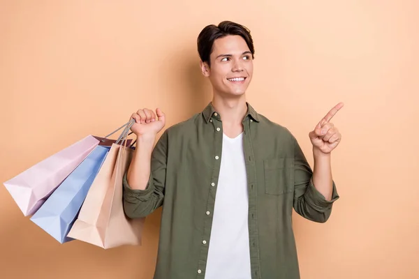 Photo Young Shopping Addicted Man Wear Khaki Stylish Shirt Indicate — Stock Photo, Image
