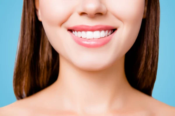 Sağlıklı Geniş Güzel Gülümseme Kavramı Parlak Dişli Kadın Gülüşü Gri — Stok fotoğraf