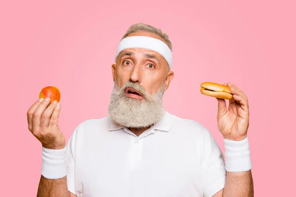 Sporcu Kararsız Seçici Büyükbabanın Elinde Yasak Çizburger Meyve Olduğuna Karar — Stok fotoğraf