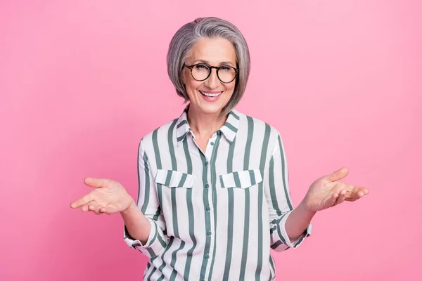 Photo Positive Smiling Experienced Business Manager Retired Woman Talking You — Stockfoto