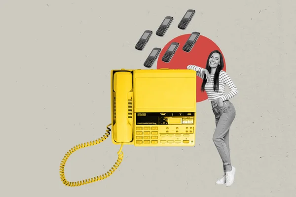 年轻女性办公室营销人员数码小玩艺儿电话营销概念无线电话在灰色背景下通信的创意拼贴 — 图库照片