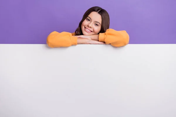 Turuncu Kazak Giymiş Güzel Bir Kızın Elinde Beyaz Reklam Panosu — Stok fotoğraf