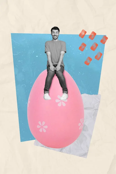Davetiye Afiş Kolajı Komik Genç Adam Oturmuş Yumurta Boyuyor Paskalya — Stok fotoğraf