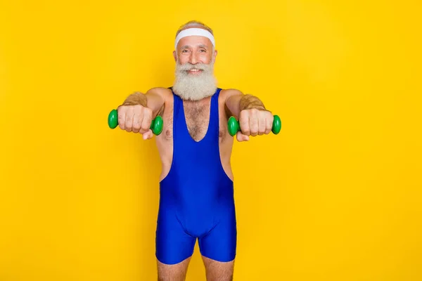 强壮有力 时髦的退休男子身穿蓝色整体抽空臂膀的照片 空旷的空间孤立的黄色背景 — 图库照片