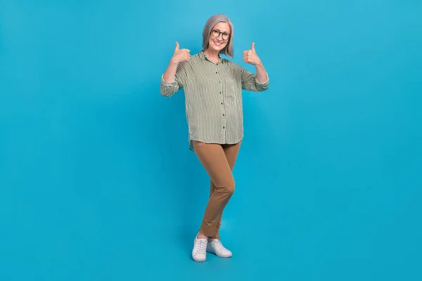 Full body photo cadre of promoter entrepreneur retired lady thumbs up recommend app for old people shopping remote isolated on blue color background.