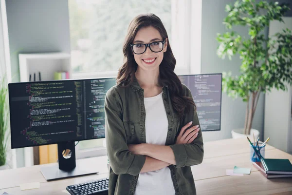 Photo Happy Confident Lady Programmer Wear Arms Folded Fulfilling All — Stock Photo, Image
