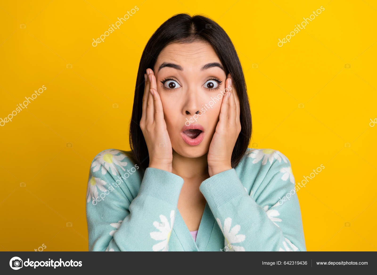 Photo Portrait Shocked Omg Reaction Open Mouth Girl Chinese Person.
