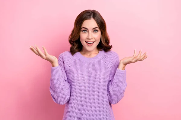 Фото Здивованої Леді Носить Фіолетовий Модний Одяг Вразив Хороші Новини — стокове фото