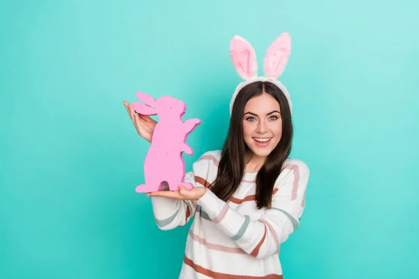 Foto Von Süßen Positiven Dame Halten Kaninchen Figur Vorbereiten Partei — Stockfoto