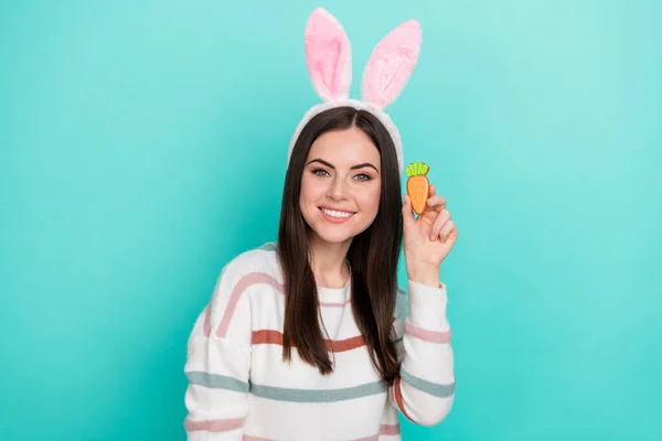 Photo Cheerful Sweet Woman Wear Striped Sweater Bunny Headband Holding — Stockfoto