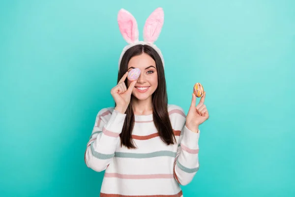 Photo Funny Lady Hold Easter Eggs Cover Eye Beaming Smile — Zdjęcie stockowe