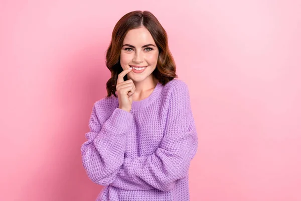 Photo Good Mood Woman Wavy Hairstyle Dressed Knit Sweater Finger — Stock Photo, Image