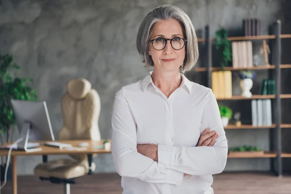 Portrait Calm Intelligent Aged Lady Experienced Banker Crossed Arms Modern — Stock Photo, Image